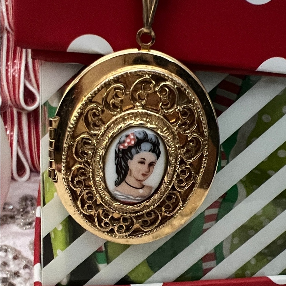 Vintage and Collectable Gold Locket Pendant for Portraits